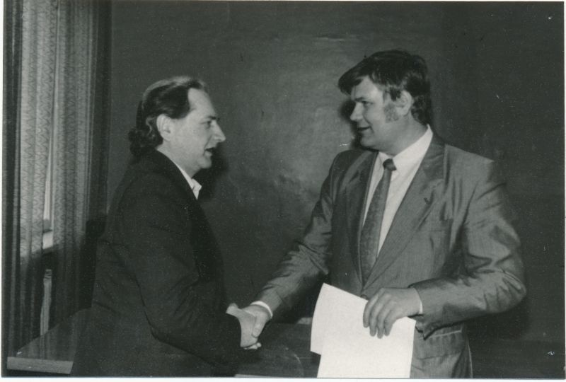 Foto. Läänemaa Sidesõlme inseneri Rein Õuemaa 50. aasta sünnipäev 1991. Õnnitleb direktor Rein Mets.