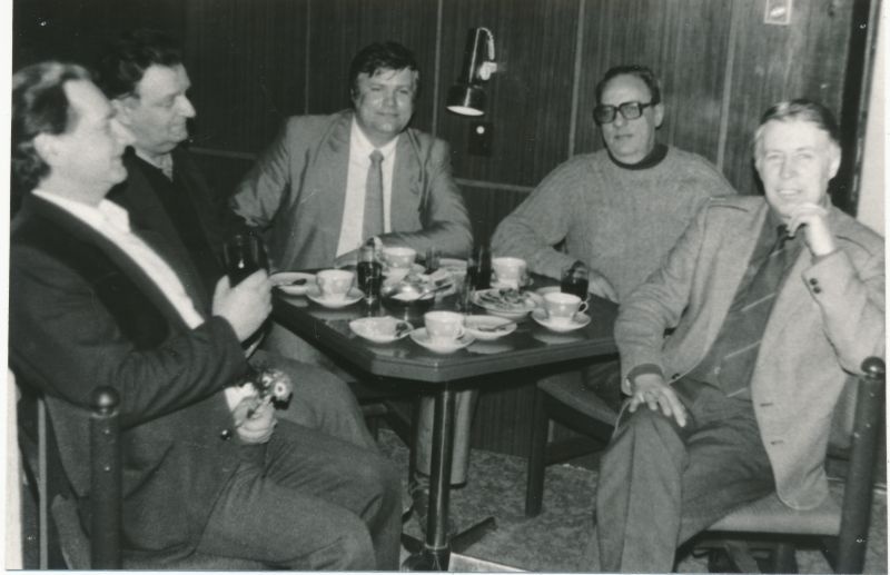 Foto. Läänemaa Sidesõlme inseneri Rein Õuemaa 50. aasta sünnipäev 1991. R.Õuemaa, V.Kranich, R.Mets, V.Pärtel, H.Tau.