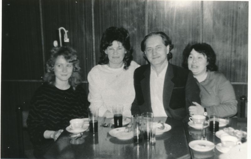 Foto. Läänemaa Sidesõlme inseneri Rein Õuemaa 50. aasta sünnipäev 1991. R.Õuemaa, Anneli Niinepuu, Urve Pärnapuu, Ene Oks.
