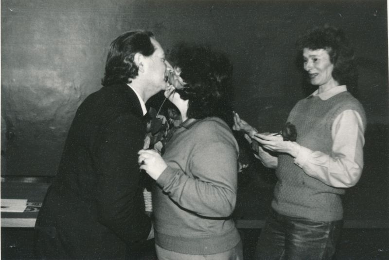 Foto. Läänemaa Sidesõlme inseneri Rein Õuemaa 50. aasta sünnipäev 1991. Õnnitlevad Ene Oks ja Aime Palm.