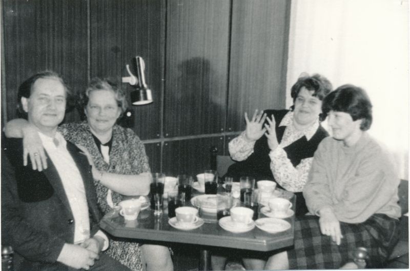 Foto. Läänemaa Sidesõlme inseneri Rein Õuemaa 50. aasta sünnipäev 1991. R.Õuemaa, Noomi Somelar, Juta Tau, Valli Kranich.