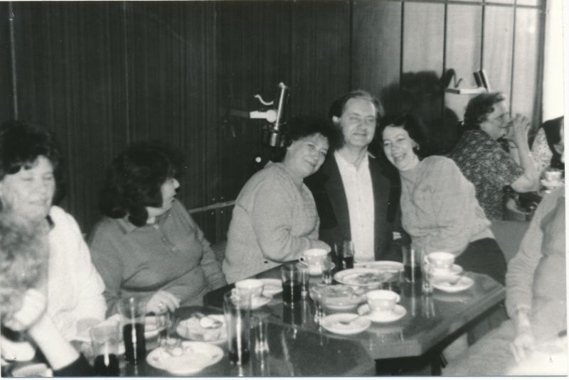 Foto. Läänemaa Sidesõlme inseneri Rein Õuemaa 50. aasta sünnipäev 1991. R.Õuemaa, Noomi Somelar, Urve Pärnapuu, Ene Oks, Tatjana Pärimets, Sirje Sirel.