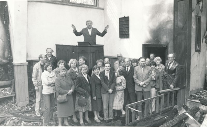 Foto. Isetegevuslike muuseumide töötajate seminar-õppereis. Ühispilt Tamsalu tulekahjustusi saanud kirikus. Foto V. Pärtel, 1983