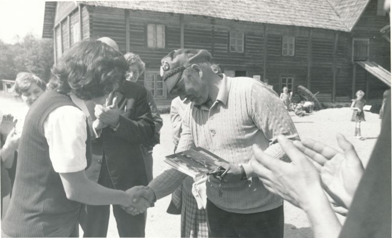 Foto. Isetegevuslike muuseumide töötajate seminar-õppereisist osavõtjad Kurgjal. Foto V. Pärtel, 1983