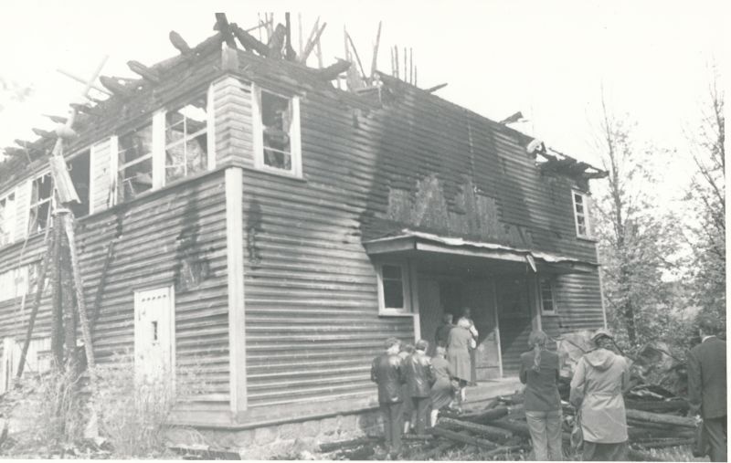 Foto. Isetegevuslike muuseumide töötajate seminar-õppereisist osavõtjad Tamsalu tulekahjus kannatanud kiriku juures. Foto v. Pärtel, 1983