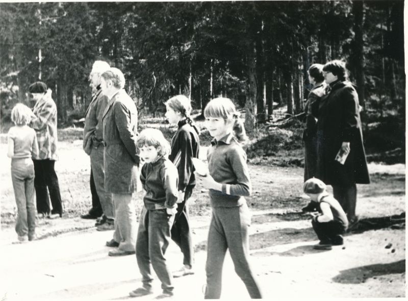 Foto. Haapsalu STES ja Sidesõlme töötajate massispordiüritusel "12 terviselaupäeva" Haapsalus Paralepas kevadel 1977.