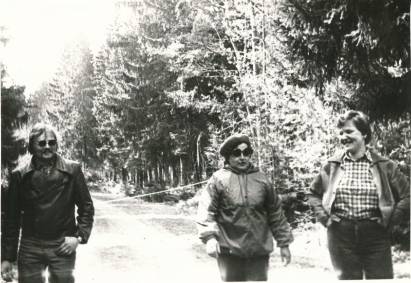 Foto. Haapsalu STES ja Sidesõlme töötajate massispordiüritusel "12 terviselaupäeva" Haapsalus Paralepas Alfred Alt, Eha Pärna, Anne Alt kevadel 1977.