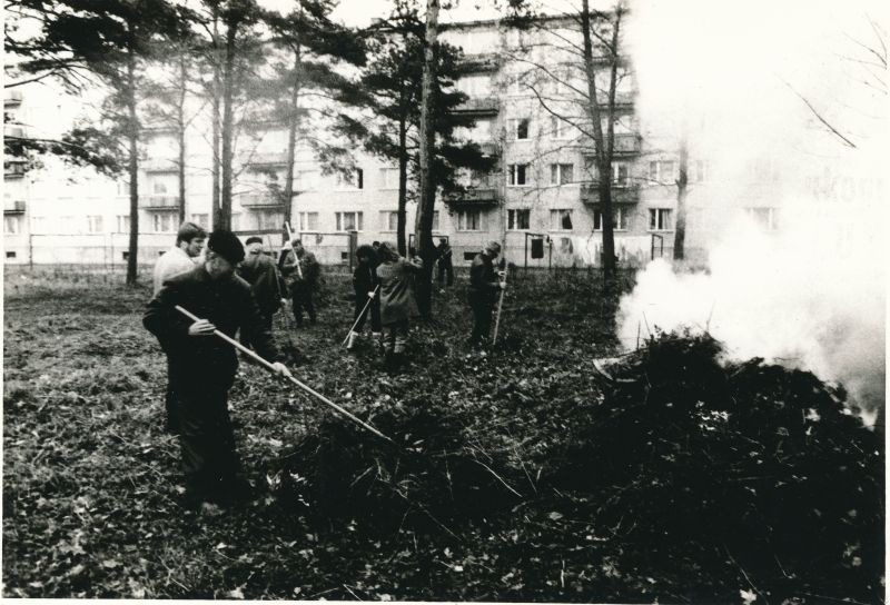 Foto. Haapsalu Sidesõlme töötajad kommunistlikul laupäevakul. V. Pärtel, sügis 1983