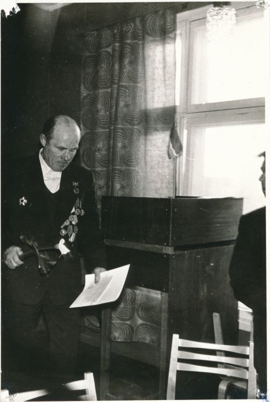 Foto. Armee- ja sõjalaevastiku aastapäeva tähistamine Haapsalu Sidesõlmes. Nikolai Krassarin aukirjaga. Foto V. Pärtel, 1978