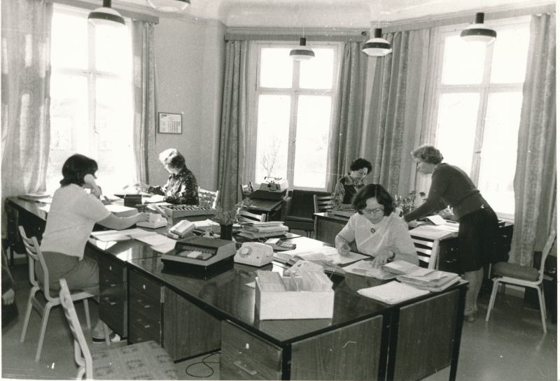 Foto. Haapsalu Sidesõlme raamatupidajad. Foto V. Pärtel, 1978