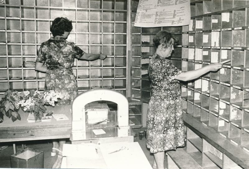 Foto. Haapsalu Sidesõlme sorteerimisruum. Aime Tomson ja Margarita Rats töötamas. Foto V. Pärtel, 1979