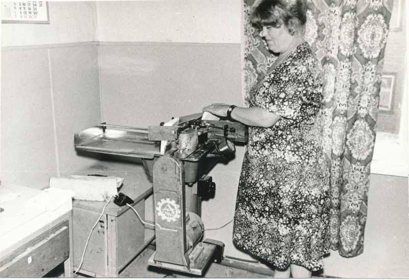 Foto. Haapsalu Sidesõlme sorteerimisruum. Tembeldamismasinal töötab Margarita Rats. Foto V. Pärtel, 1979