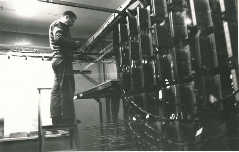 Foto. Haapsalu sidekompleksi Tamme tn 21a poolautomaatika ehitamine. Foto V. Pärtel, 1979