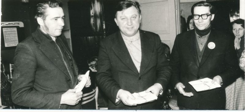 Foto. Haapsalu Sidesõlme mälumängu võistkond kooseisus J. Lazarev, A. Labannov, H. Kivilo. Foto V. Pärtel, 1979