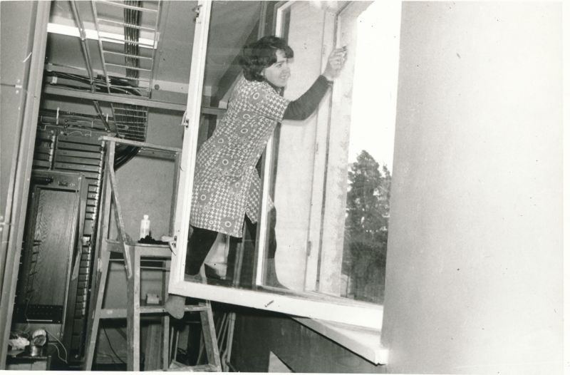 Foto. Haapsalu Sidesõlme kommunistlik laupäevak: Larissa Ivanova aknaid pesemas. Foto V. Pärtel, 1980
