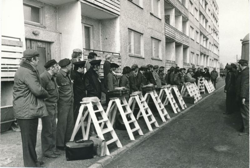 Foto. Vabariiklik abonentpunktide ehitamise kutsemeisterlikuse võistlus Mulla tänava elamurajoonis Haapsalus. Foto V. Pärtel, 1980