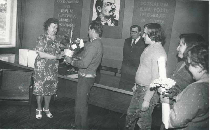 Foto. Laine Tooma 50. sünnipäev: juubilari õnnitlemine. Foto V. Pärtel, mai 1982