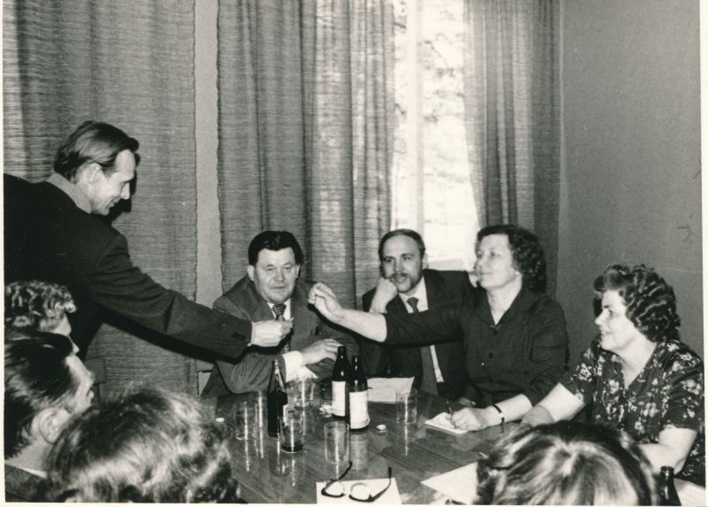 Foto. 11. viisaastaku sotsialistliku võistluse lepingu sõlmimine Haapsalu, Harju, Paide, Rapla ja Kingissepa RSS-de vahel. Foto V. Pärtel, suvi 1981