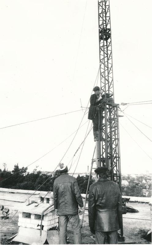 Foto. Dispetšerteenistuse tsentraaljaama antennimasti püstitamine Tamme tn 21a hoonele. Foto V. Pärtel, sügis 1981
