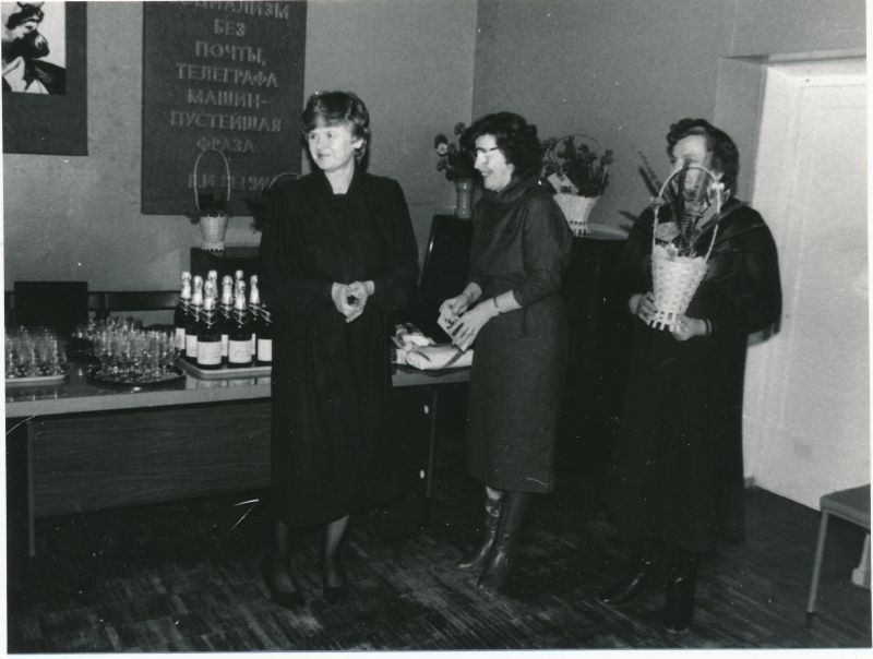 Foto. Haapsalu RSS kaadriinspektori Milvi Kelneri 55. aasta juubel sidesõlme saalis Tamme 21a 1989. Õnnitlevad Evi Velt ja Eha Laherand.