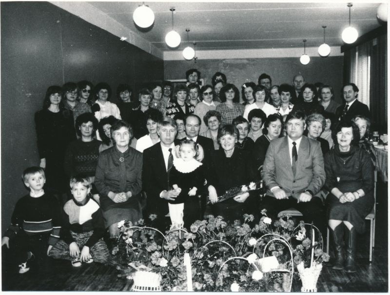 Foto. Haapsalu RSS kaadriinspektori Milvi Kelneri 55. aasta juubel sidesõlme saalis Tamme 21a 1989. Ühispilt.