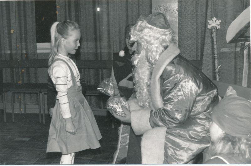 Foto. Lääne Telefonivõrgu töötajate jõulu-nääri perepidu detsember 1991.
