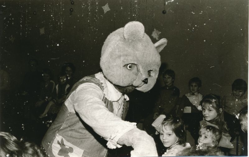 Foto. Haapsalu Sidesõlme laste nääripidu detsember 1987.