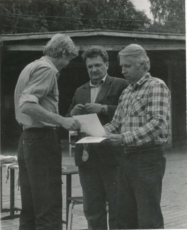 Foto. "Väinamere Sidemängud" Doorakul 1988. Autasud  annavad üle Harri Tau ja Voldemar Kranich.
