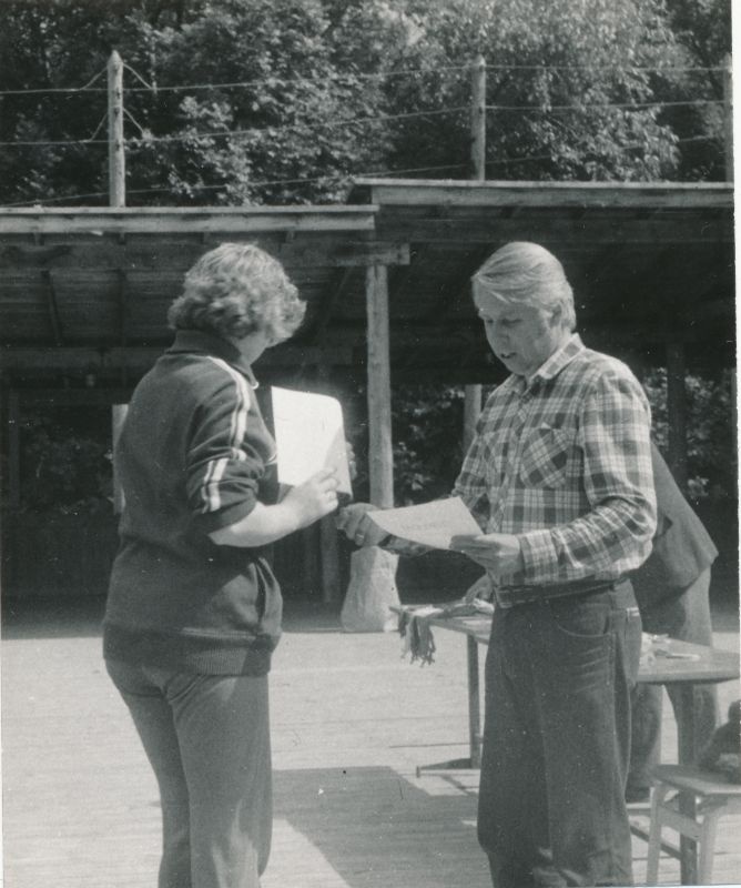 Foto. "Väinamere Sidemängud" Doorakul 1988. Autasu  annab üle Harri Tau.