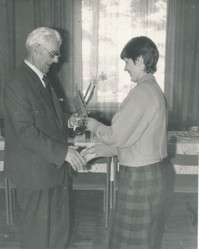 Foto. Läänemaa Telefonivõrk. Jaan Laansoo 80. aasta juubel 28. aprill 1992. Õnnitleb Valli Kranich.