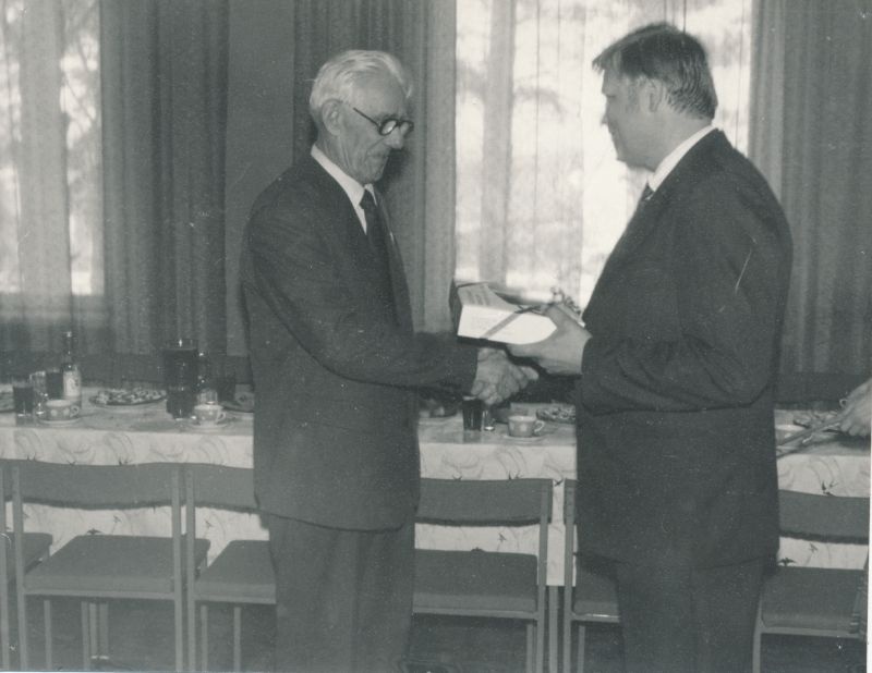 Foto. Läänemaa Telefonivõrk. Jaan Laansoo 80. aasta juubel 28. aprill 1992. Õnnitleb direktor Rein Mets.
