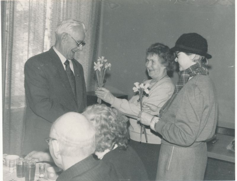 Foto. Läänemaa Telefonivõrk. Jaan Laansoo 80. aasta juubel 28. aprill 1992. Õnnitlevad Milvi Kelner ja Helve Uustalu.