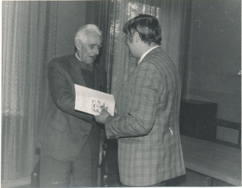 Foto. Läänemaa Telefonivõrk. Jaan Laansoo 80. aasta juubel 28. aprill 1992. Õnnitleb direktor Rein Mets.