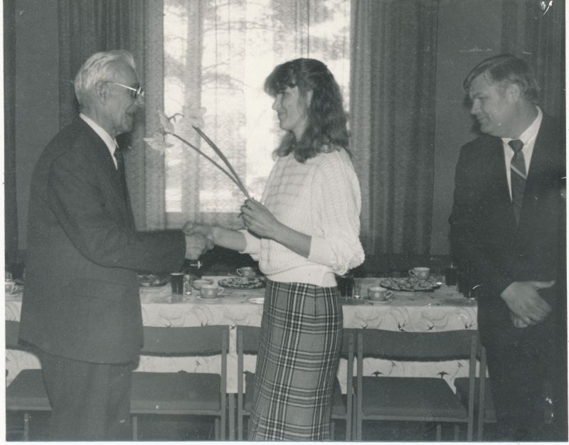 Foto. Läänemaa Telefonivõrk. Jaan Laansoo 80. aasta juubel 28. aprill 1992. Õnnitleb ökonomist Helgi Mitt.