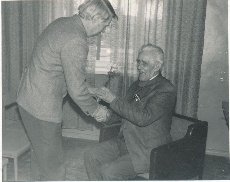 Foto. Läänemaa Telefonivõrk. Jaan Laansoo 80. aasta juubel 28. aprill 1992. Õnnitleb Harri Tau.