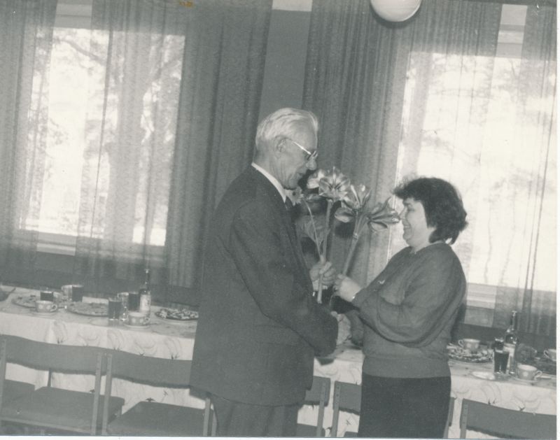 Foto. Läänemaa Telefonivõrk. Jaan Laansoo 80. aasta juubel 28. aprill 1992. Õnnitleb Ene Oks.