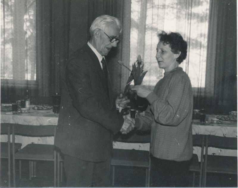 Foto. Läänemaa Telefonivõrk. Jaan Laansoo 80. aasta juubel 28. aprill 1992. Õnnitleb Kaja Noormägi.