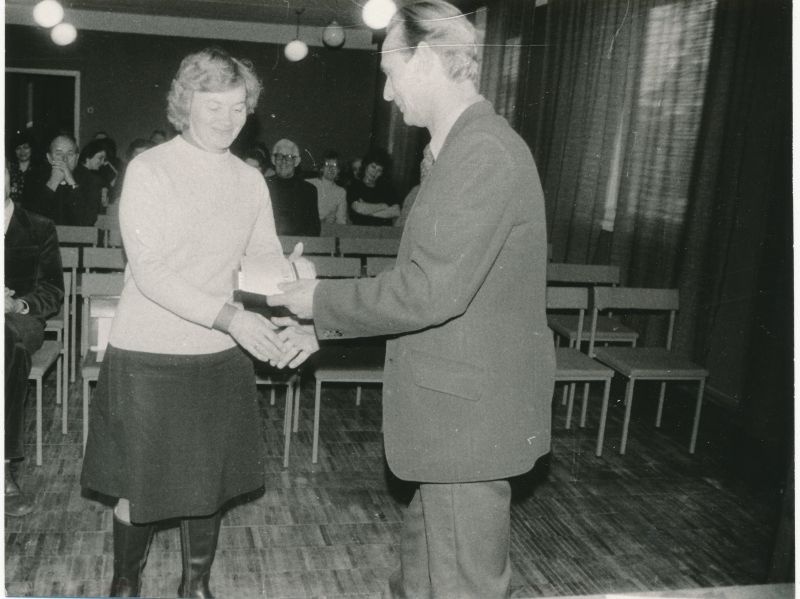 Foto. Kollektiivlepingu sõlmimise konverents Haapsalu RSS-is. Aukirja saab sideelektrik Salme Sinilo. Foto V. Pärtel, veebruar 1985