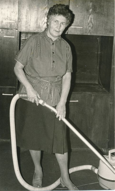 Foto. Haapsalu RSS IV kvartali autahvel 1987. Koristaja Helve Uustalu.