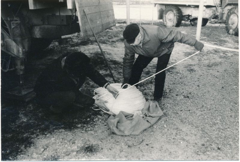 Foto. Haapsalu Sidesõlme töötajad Pürksi merekaabli remondil 1989. Harri Tau.
