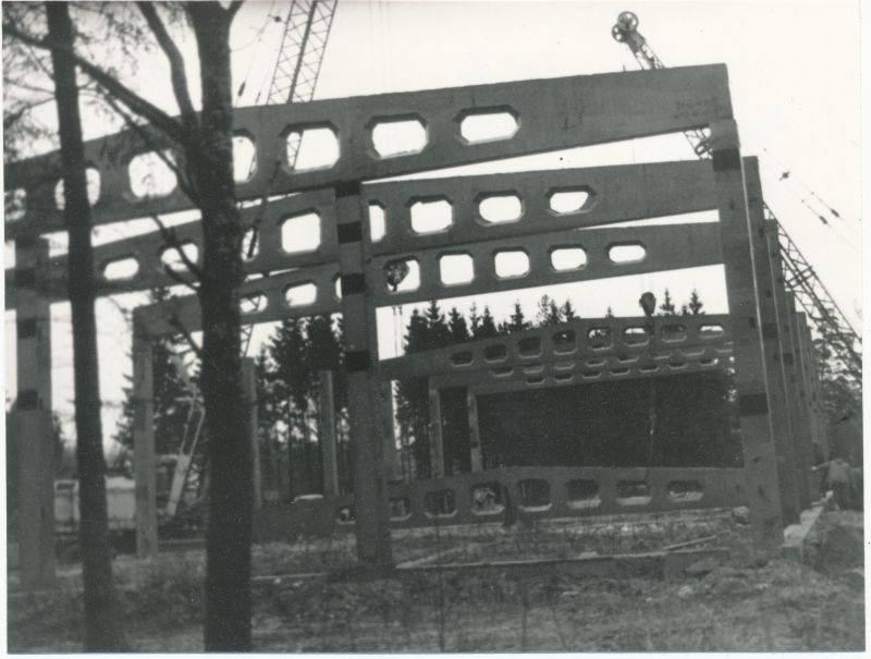 Foto. Läänemaa Telefonivõrgu Valgevälja tootmisbaasi ehitus 1992.