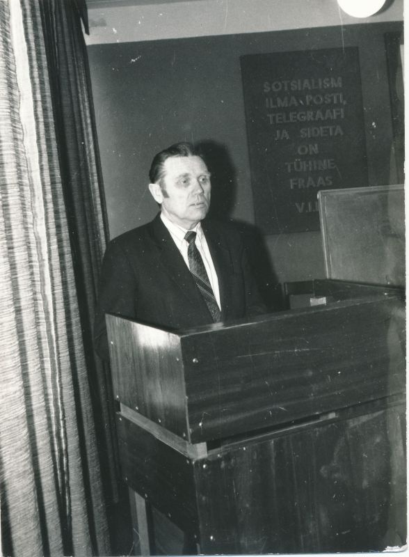 Foto. RESTTÜ Haapsalu RSS algorg. konverents telefoniside küsimustes 1987. Esineb Kingissepa Sidesõlme peainsener Voldemar Loik.
