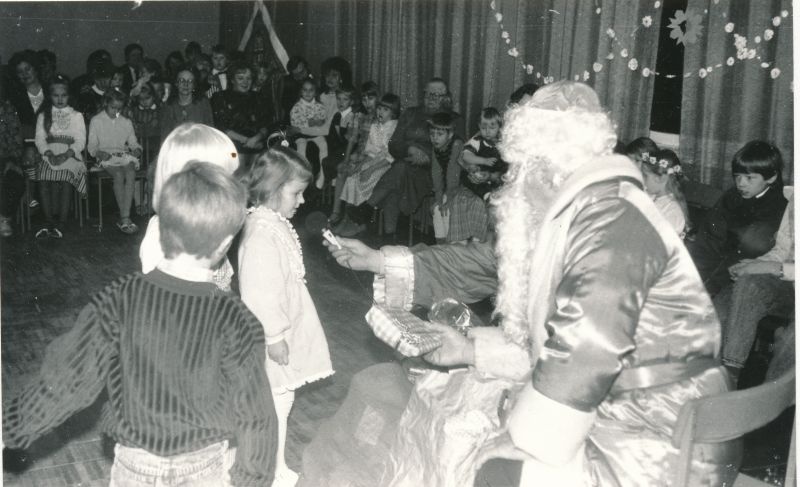 Foto. Läänemaa Sidesõlme töötajate jõulu- nääri perepidu detsemberis 1990.