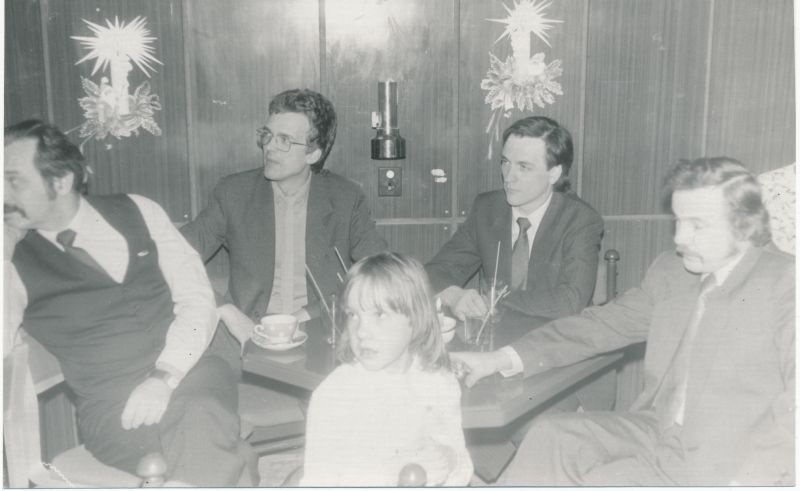 Foto. Läänemaa Sidesõlme töötajate jõulu- nääri perepidu detsemberis 1990. Vello Nõupuu, Heiki Kranich, Tõnu Põder, Hans Loorens.