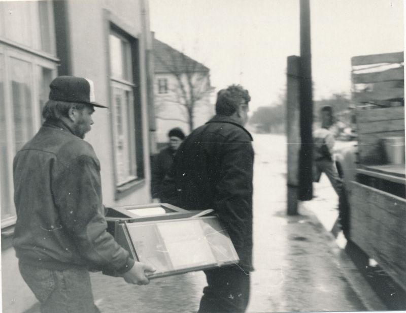 Foto. Läänemaa Telefonivõrgu Telegraafi kolimine postimajast Posti tn. 1 uutesse ruumidesse 1992.