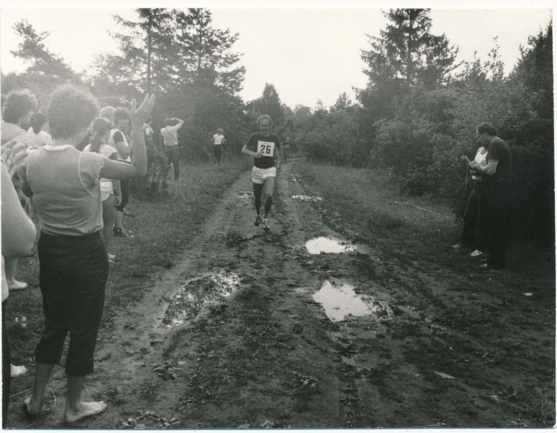 Foto. Sidetöötajate II "Väinamere mängud" Haapsalu rajoonis Kirimäel. Meeste jooksukrossi finiš. Foto V. Pärtel, august 1985