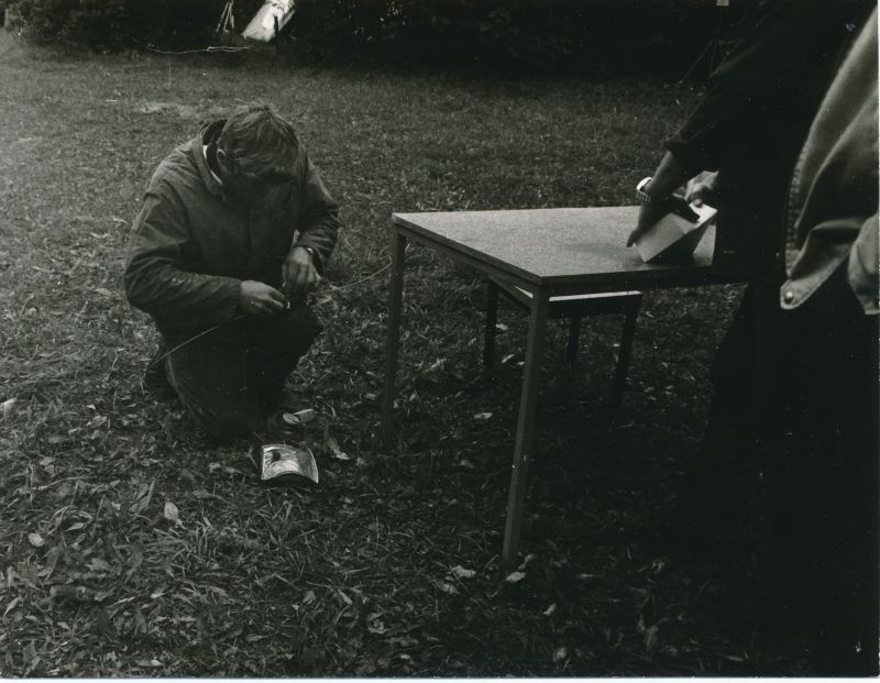 Foto. Sidetöötajate II "Väinamere mängud" Haapsalu rajoonis Kirimäel. Voldemar Lazarev kutseala võistlusel juhet keevitamas. Foto V. Pärtel, august 1985