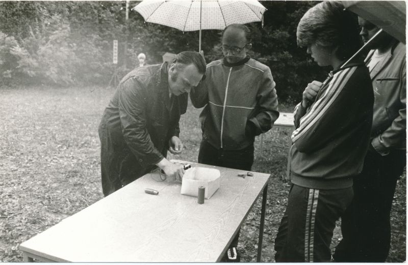 Foto. Sidetöötajate II "Väinamere mängud" Haapsalu rajoonis Kirimäel. Andres Pisa teeb kutseala võistlusel kindlaks rikkis detaili. Foto V. Pärtel, august 1985