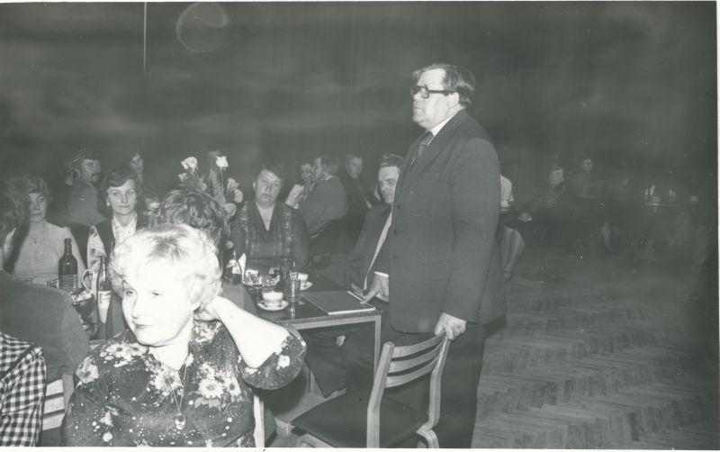 Foto. Sidelaste kohtumine võistluspartneritega "Lääne Kaluri" varietees. Foto V. Pärtel, mai 1982