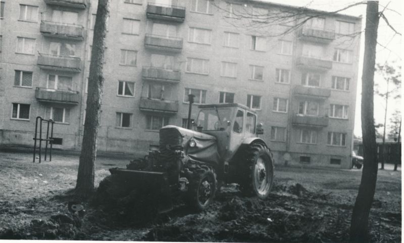Foto. Kommunistlik laupäevak, Tamme 21a haljasala korrastamine. Foto V. Pärtel, kevad 1982